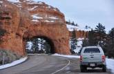 Túnel na rocha no Red Rock Canyon, pouco antes de chegar ao Bryce Canyon National Park, em Utah, nos Estados Unidos